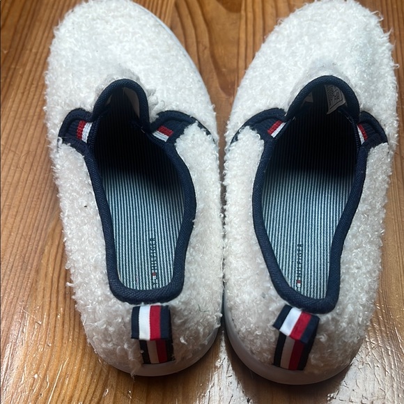 Tommy Hilfiger White and Blue Sherpa Slippers/shoes - Picture 4 of 10